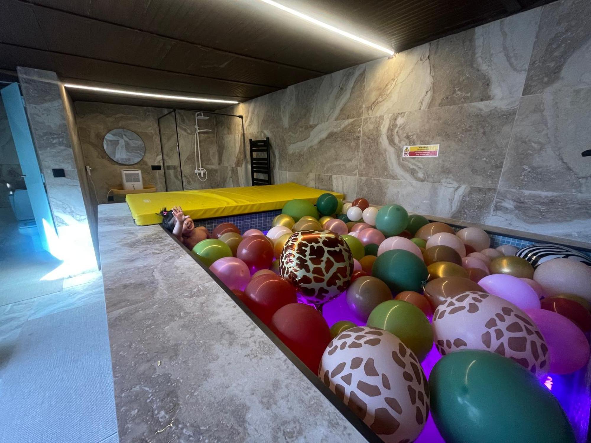 Hearts & Ponies Apartamentos Con Piscinas Privadas Cerca De La Warner Chinchón Exterior foto